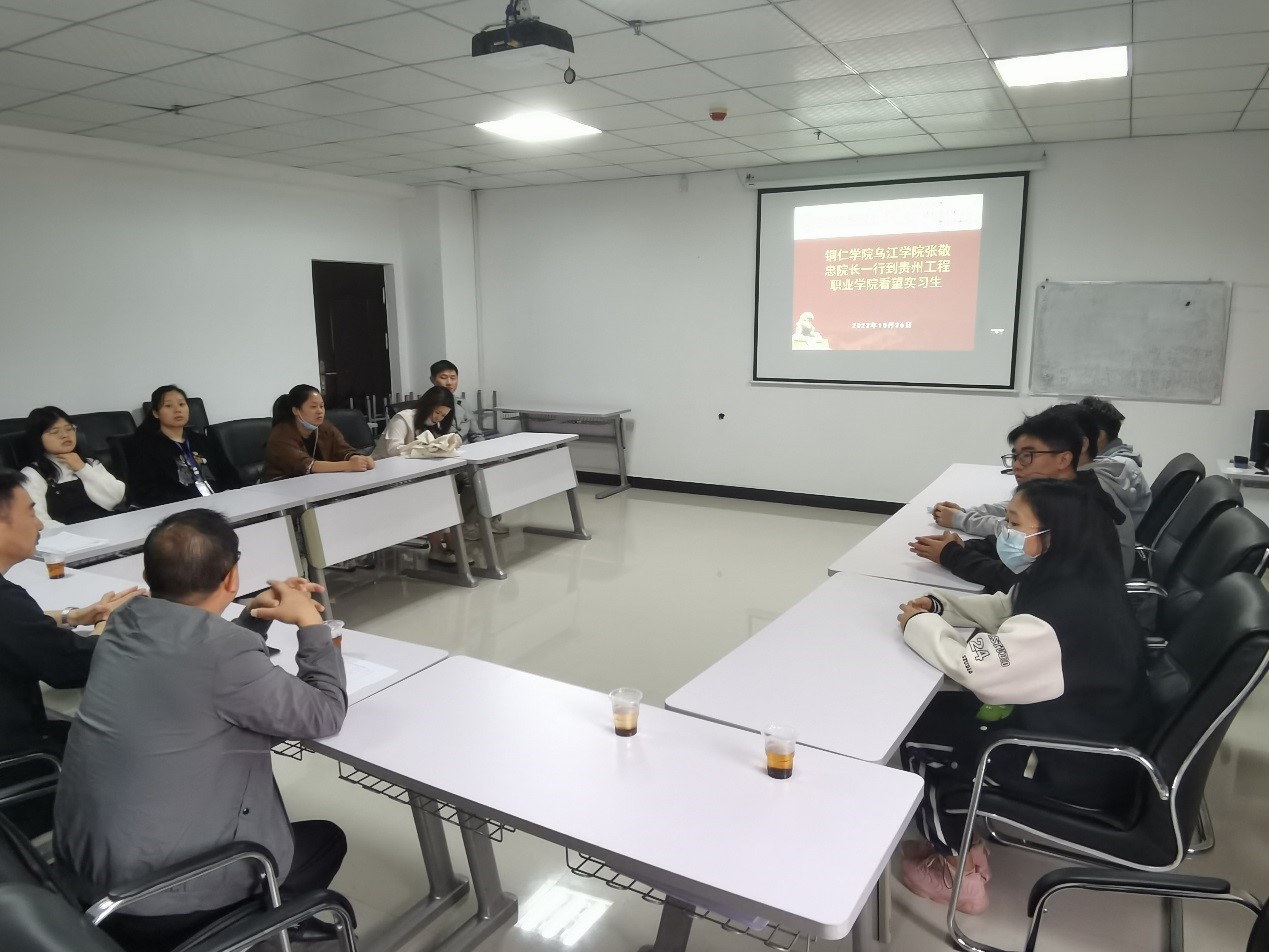 新利体育客户端平台乌江学院张敬忠院长一行到各学校看望实习生